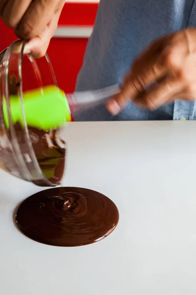 Popouštění lahodné čokolády — Stock fotografie