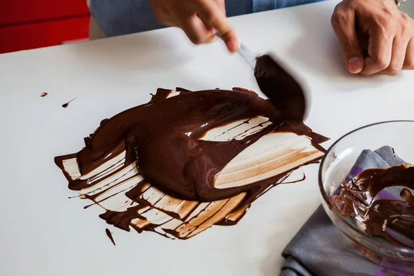 Temperando Delicioso Chocolate — Fotografia de Stock