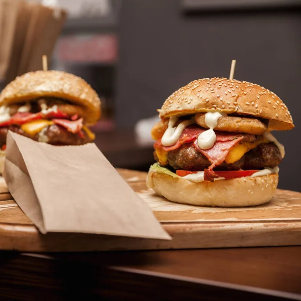 Lezzetli lezzetli burger — Stok fotoğraf
