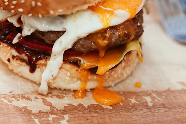 Pyszne jajko Burger — Zdjęcie stockowe