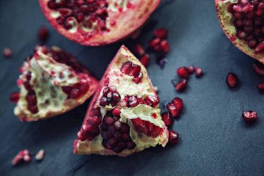 Siyah tahta üzerinde nar