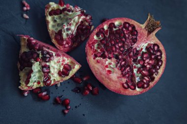 Siyah tahta üzerinde nar