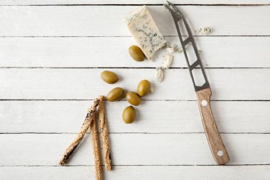 Beyaz masada lezzetli yiyecek