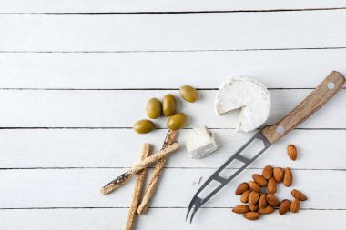 Beyaz masada lezzetli yiyecek