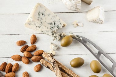 Mavi ve keçi peyniri