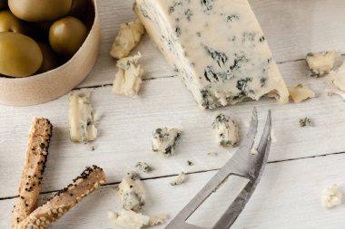 mavi peynir ve zeytin