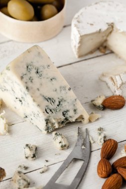 Mavi ve keçi peyniri