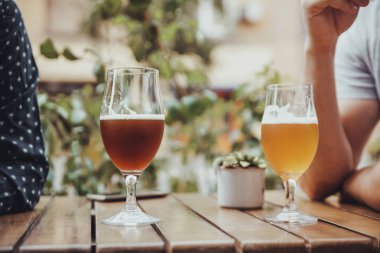 İnsanlar bira içiyor.