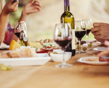 Arkadaşlar şarap içiyor.