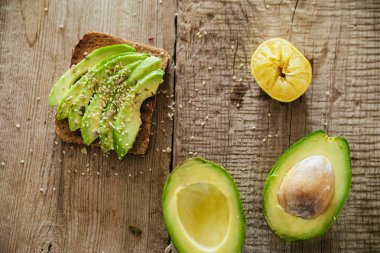 Yarım kesilmiş taze avokado