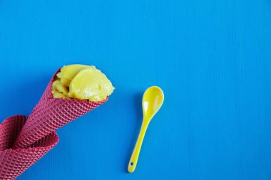 Ananas sorbe bir koni