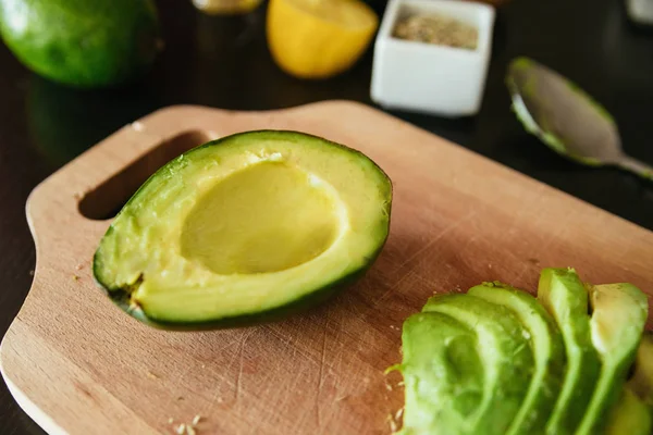 Свіжий авокадо розрізаний навпіл — стокове фото