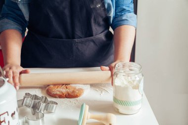 Bir hamur için zencefilli kurabiye yapma