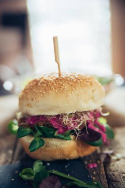 Varlık-den yapılmış sebze Burger