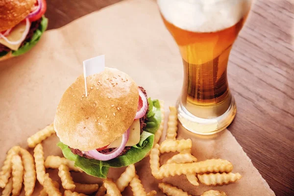 Cerveza y una hamburguesa — Foto de Stock