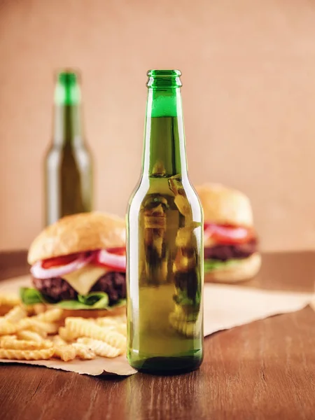 Cerveza y hamburguesas — Foto de Stock