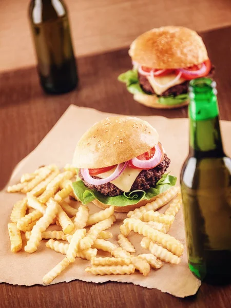 Cerveza y hamburguesas — Foto de Stock