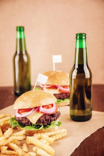 Cerveza y hamburguesas — Foto de Stock
