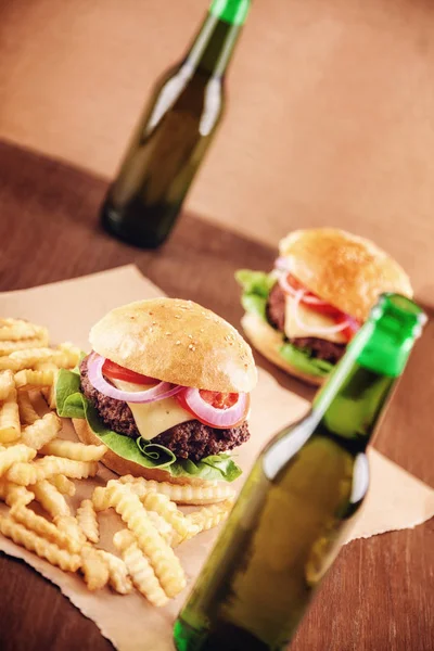 Bere și burgeri — Fotografie, imagine de stoc