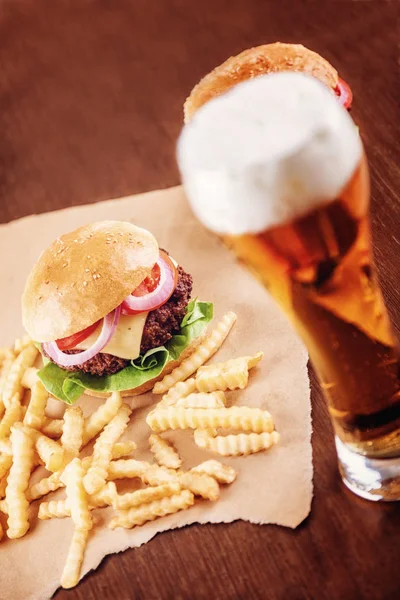 Cerveza y una hamburguesa — Foto de Stock