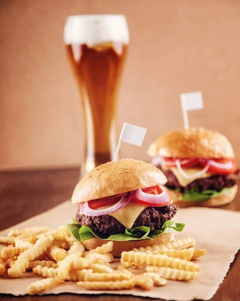 Cerveza y una hamburguesa — Foto de Stock