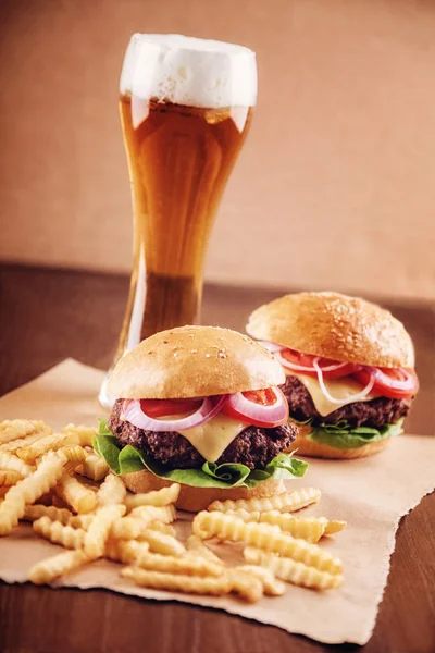 Sör és egy Burger — Stock Fotó