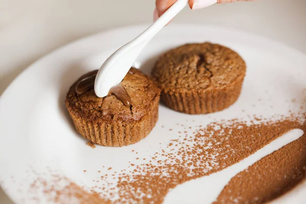 Muffins recién horneados en una placa blanca —  Fotos de Stock