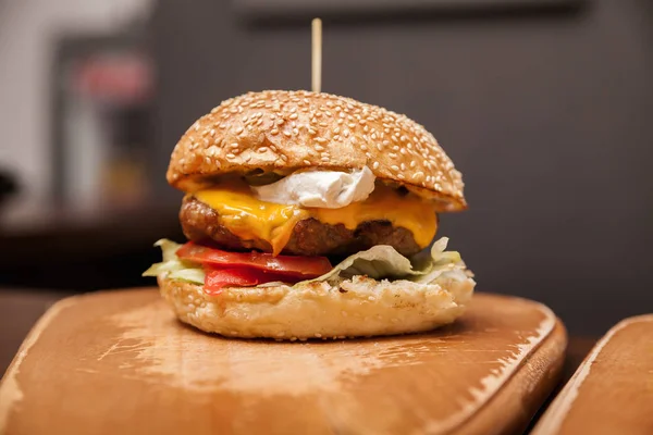 Deliciosa hamburguesa con queso fresco —  Fotos de Stock