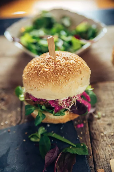 Varlık-den yapılmış sebze Burger