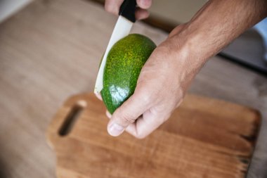 Yarım kesilmiş taze avokado