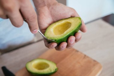 Avokado ikiye bölündü