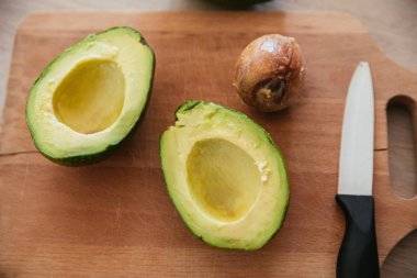 Avokado ikiye bölündü