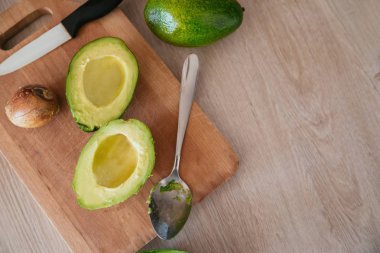 Avokado ikiye bölündü