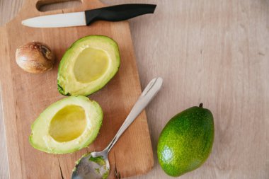 Avokado ikiye bölündü