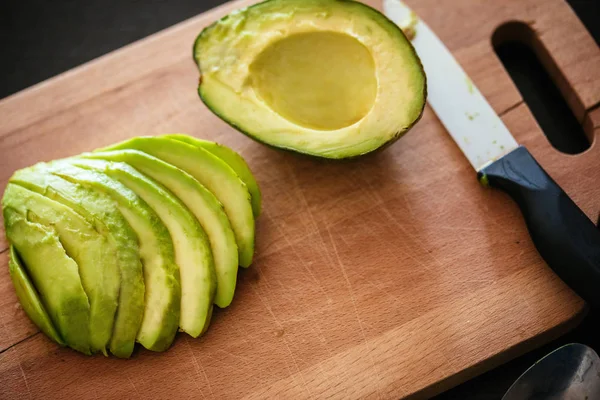 Avocado wird geschnitten — Stockfoto