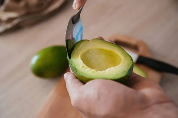 Авокадо розрізане навпіл — стокове фото