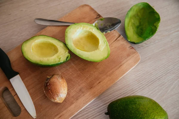 Avocado Cut In Half — Stock Photo, Image