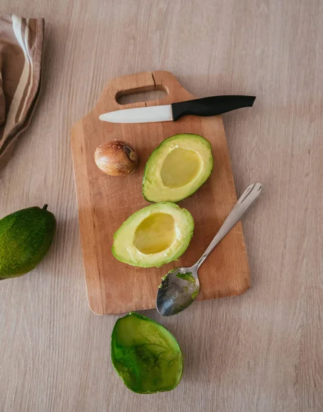 Авокадо розрізане навпіл — стокове фото