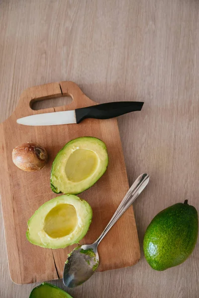 Avokado ikiye bölündü