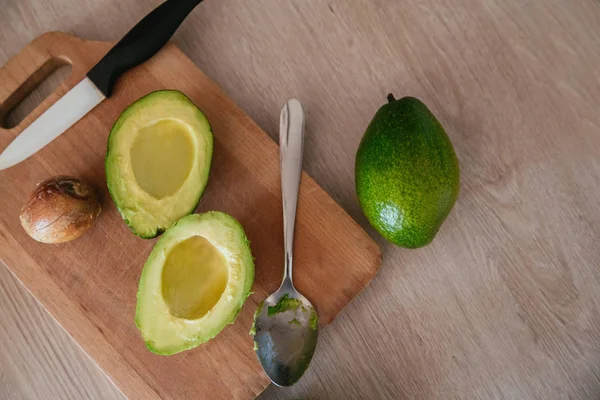 Avocado tagliato a metà — Foto Stock