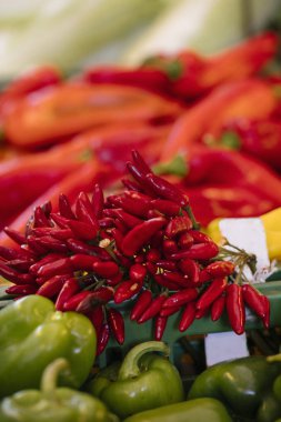 Bir Store üzerinde çeşitli biber 