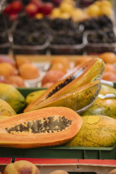 Open Papaya  On A Store — Stock Photo, Image