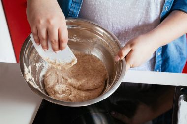 Macaroons için malzemeyi karıştırma
