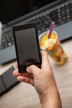 Akıllı telefon kullanarak Office meyve beslenme çantasına hayal