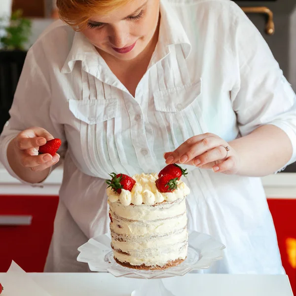 Kobieta, starannie lukier na ciasto — Zdjęcie stockowe