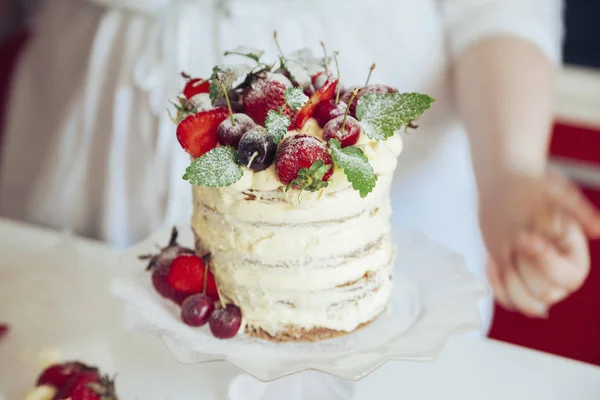 Femme glaçage soigneusement le gâteau — Photo