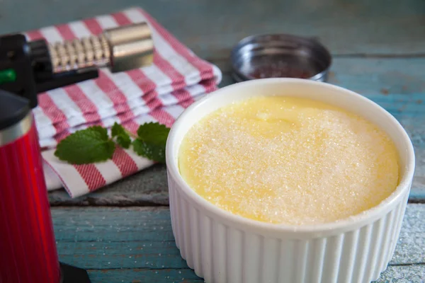 Creme Brulee na boardzie niebieski — Zdjęcie stockowe