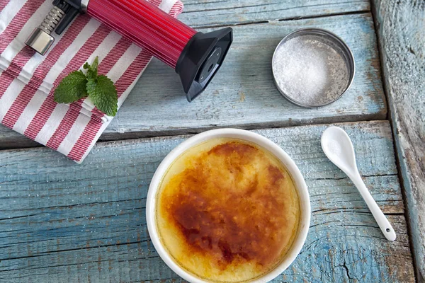 Creme Brulee en un tablero azul —  Fotos de Stock