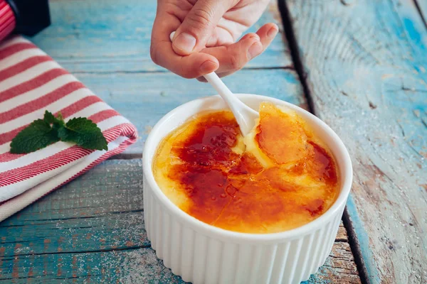 Creme Brulee en un tablero azul —  Fotos de Stock