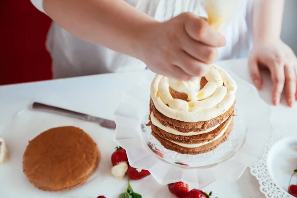 Femme faisant le gâteau nu — Photo